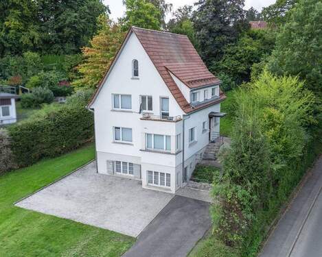 Frontansicht rechts - Vielseitiges 2-Familienhaus mit Ausbaupotenzial und großer Baureserve in Bad Saulgau