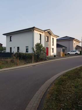 Bild 2 - 5 Zimmer Einfamilienhaus zur Miete in Kenn