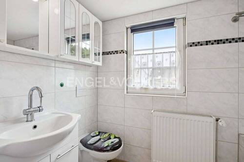 Helles Bad mit Wanne und Tageslicht - 