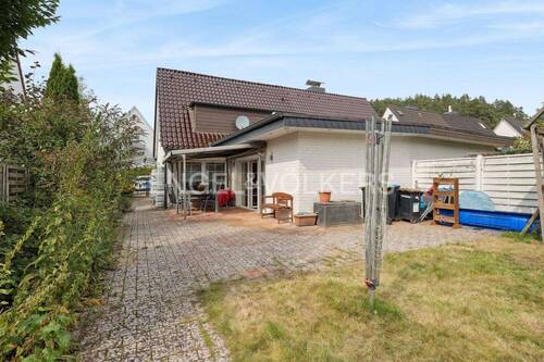 Südgarten mit Blick auf die Terrasse und das Haus - 