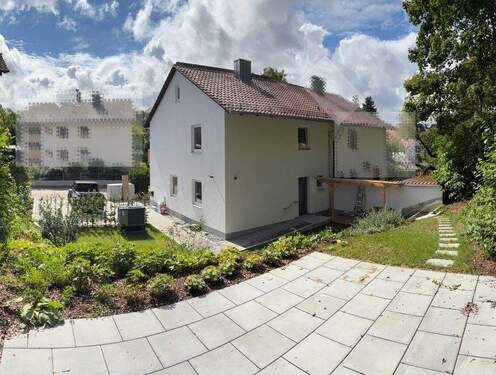 Hausansicht mit Terrasse - 6 Zimmer Doppelhaushälfte zur Miete in Landshut