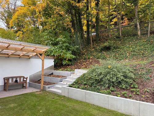 Freisitz - Rasenfläche - Hang seitlich vom Haus - 