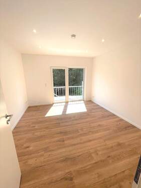 Wohnbereich - Kernsanierte 2 Zimmer Wohnung im 1. Obergeschoss zu vermieten