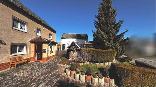 Ansicht mit Nebengelass - 