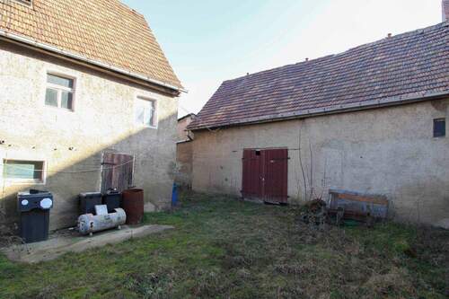 Sicht vom Vorplatz auf Scheune - 