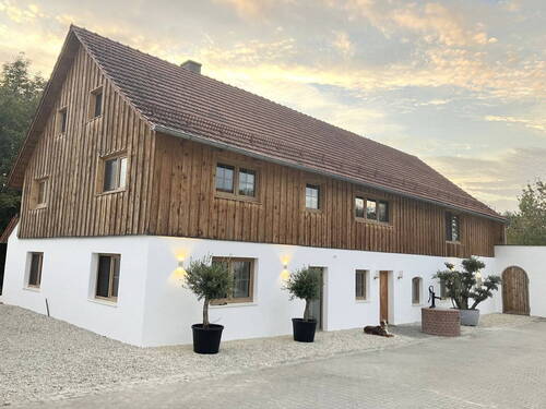 Bild 1 - Landhaus von Privat! Hochwertig kernsanierter Hof mit Platz und Charakter