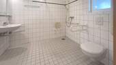 Badezimmer mit schwellenfreie Dusche - 1 Zimmer Etagenwohnung in Waldshut-Tiengen