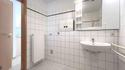 Badezimmer mit Waschmaschinenanschluss - Etagenwohnung mit 44,70 m² in Waldshut-Tiengen zur Miete