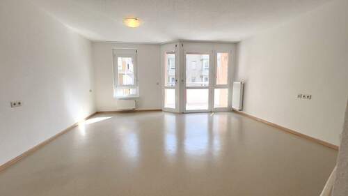 Wohn - und Schlafzimmer mit Balkonzugang - 