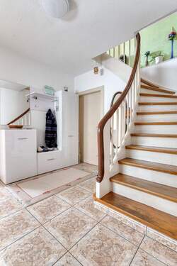 Foyer und Treppe - 4 Zimmer Mehrfamilienhaus, Wohnhaus in Fußgönheim
