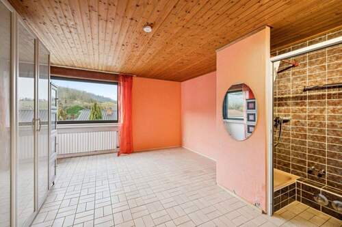 Vielseitig nutzbares Zimmer mit separater Dusche - 