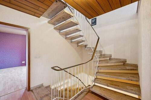 Zugang Dachgeschoss Treppenhaus mit Marmortreppe - 