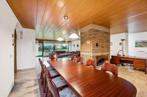 Offen gestaltenes Ess-/Wohnzimmer mit beidseitig geöffneten Kamin - 