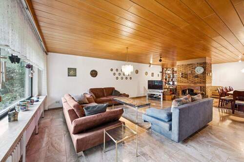 Offener Wohn- und Essbereich mit Kamin - 