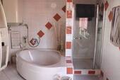Bad mit Badewanne u. Dusche - EG - Haupthaus - 
