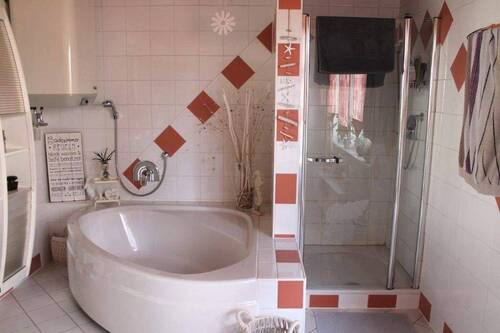 Bad mit Badewanne u. Dusche - EG - Haupthaus - 
