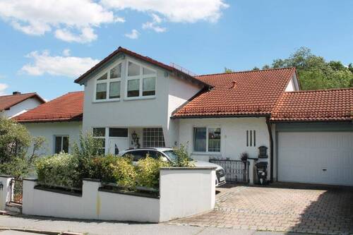 Einfamilienhaus mit Einliegerwohnung - Einfamilienhaus mit Einliegerwohnung in ruhiger Lage