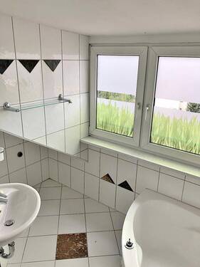 Bad mit Wanne, Dusche und großem Fenster - 