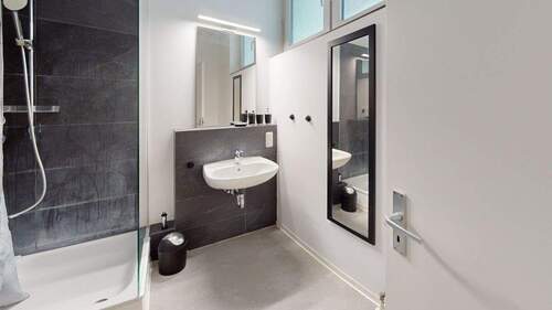 Bathroom (6) - 2 Zimmer Etagenwohnung in Frankfurt am Main / Rödelheim