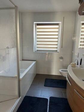 Bad mit Dusche, Wanne und WC - 