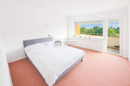 Schlafzimmer mit Balkonzugang - 4 Zimmer Etagenwohnung in Hürth