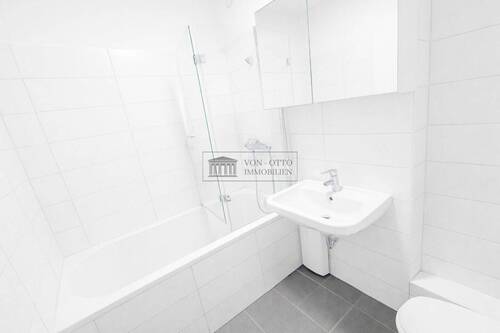 Schönes Badezimmer mit Badewanne - 