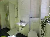 neu saniertes Bad (Duschabtrennung fehlt noch) - Sehen, staunen, einziehen - niedliche, modern sanierte 3-Raum-Wohnung mit Dusche und Vinylbelag im Grünen von Niederdorf