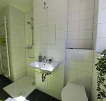 Sehen, staunen, einziehen - niedliche, modern sanierte 3-Raum-Wohnung mit Dusche und Vinylbelag im Grünen von Niederdorf