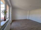 helles Wohnzimmer mit angrenzendem Balkon - 