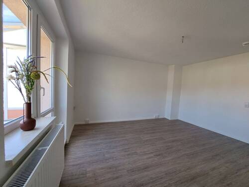 helles Wohnzimmer mit angrenzendem Balkon - 