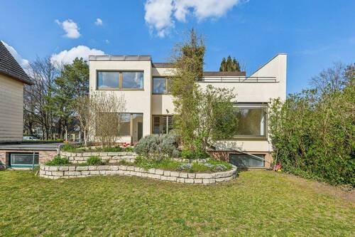 Hausansicht - Familienparadies in Seenähe mit großzügigem Raumangebot, Südgarten und Kamin
