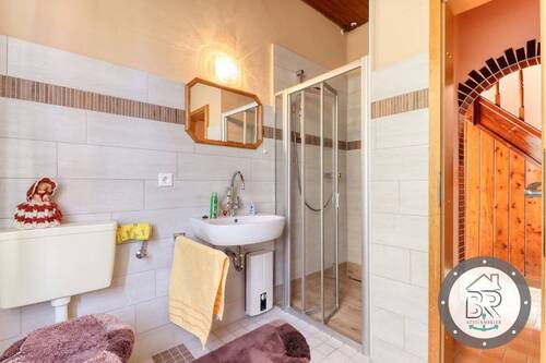 Badezimmer mit bodenebener Dusche im EG - 