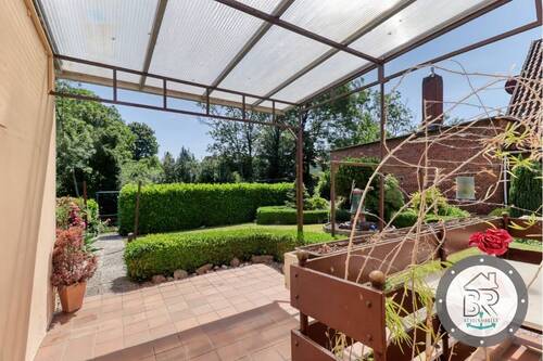 Blick vom Balkon und der Terrasse in den zauberhaften Garten - 