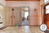 Flur mit Blick in das Wohnzimmer - 8 Zimmer Einfamilienhaus in Neuhaus (Oste)