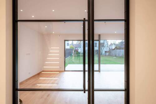 Blick_von_der_Diele_in_den_Wohnraum - 5 Zimmer Doppelhaushälfte zum Kaufen in Ottobrunn