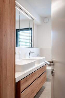 Baeder_mit_maßgefertigtem_Schreinermobiliar - 