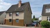 Wohnhaus mit breiter Einfahrt - 
