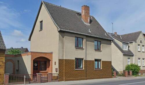 Ostansicht / Straße - Saniertes Wohnhaus - 2 Vollgesch., Boden, Keller, große Doppelgarage, Sauna, Hof und Garten