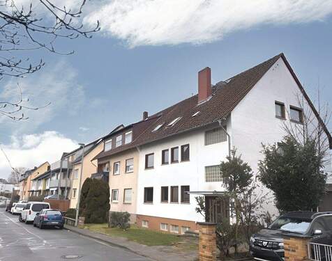 Hausansicht mit Anwohnerstaße - Mehrfamilienhaus, Wohnhaus mit 175,00 m&sup2; in Walluf zum Kaufen