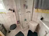 Bad mit Toilette und Dusche - 