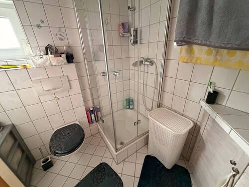 Bad mit Toilette und Dusche - 