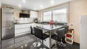 Küche 1 - Großzügige 4,5-Zimmer-Wohnung mit moderner Ausstattung, geräumiger Terrasse und Garage