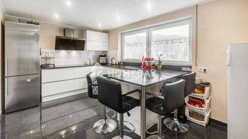 Küche 1 - Großzügige 4,5-Zimmer-Wohnung mit moderner Ausstattung, geräumiger Terrasse und Garage