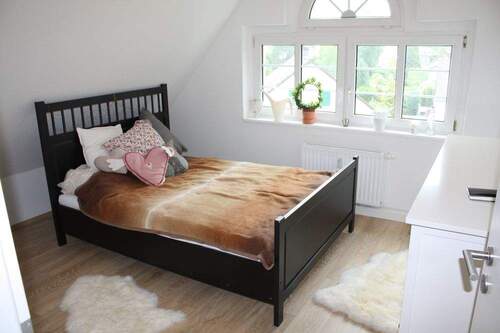 Schlafzimmer - Stilvolle 3-Zimmer-Altbauwohnung mit offener Galerie -Tolle Wohnatmosphäre in ruhiger Lage