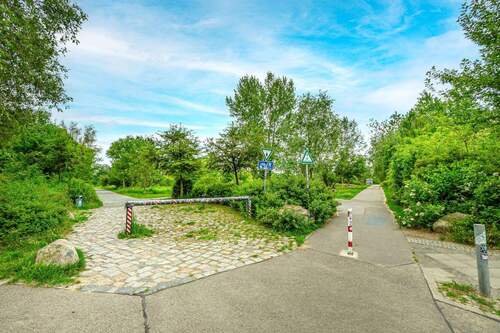 Grunanlage vor Wohnhaus - 