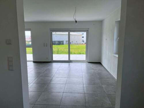 Blick aus der Küche in den Wohn-/Essbereich - 