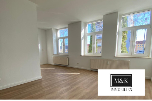 Wohnzimmer - Frisch renoviert, Einbauküche & Tageslichtbad mit Wanne