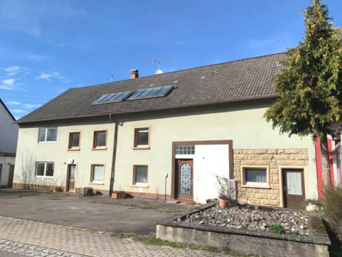 Ansicht Strassenseite - Großzügiges Anwesen mit viel Platz und Ausbaureserve mit Potential.