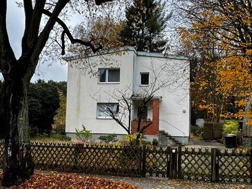 Straßenansicht - Grundstück mit 2 Familienhaus zur Entwicklung