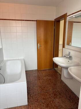 2 Waschbecken im Badezimmer.JPG - 